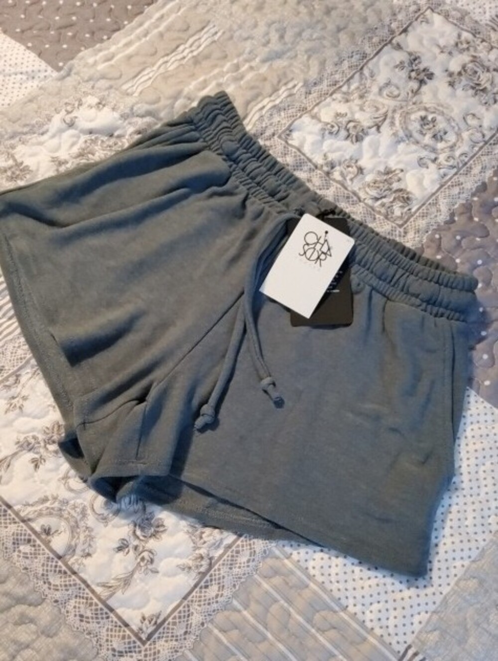 Revolve Chaser Women's Athletic Shorts NWT Medium Pockets
